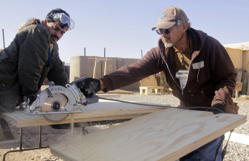 ebeniste-LA ROQUEBRUSSANNE-min_men_working_construction_sawing_wood_building_marines_workers_equipment-1064481