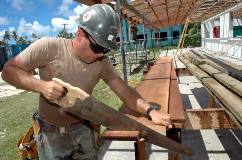 ebeniste-LA ROQUEBRUSSANNE-min_worker_construction_building_carpenter_male_job_build_helmet-893290